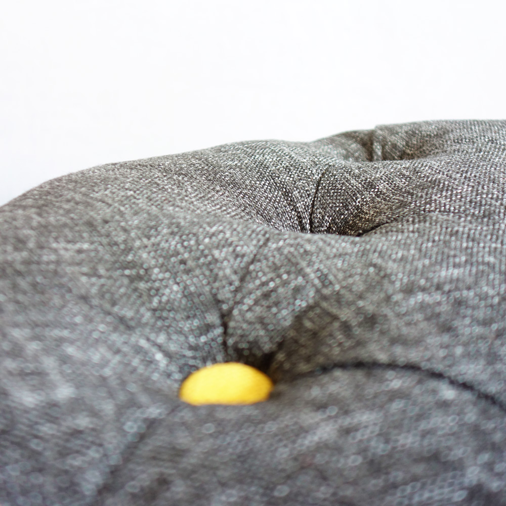 cestpascommode pouf capitonné à pois jaunes