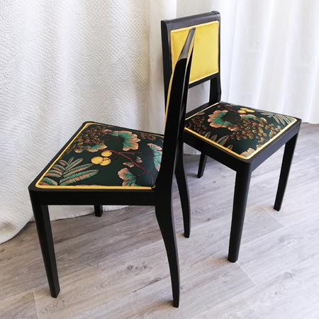 Petites chaises colorées