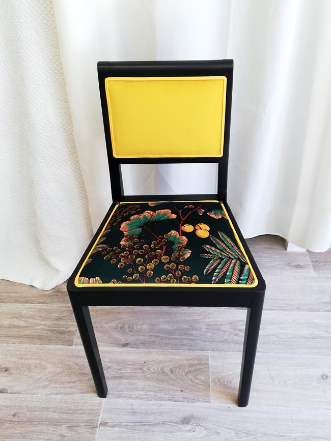 Petites chaises colorées