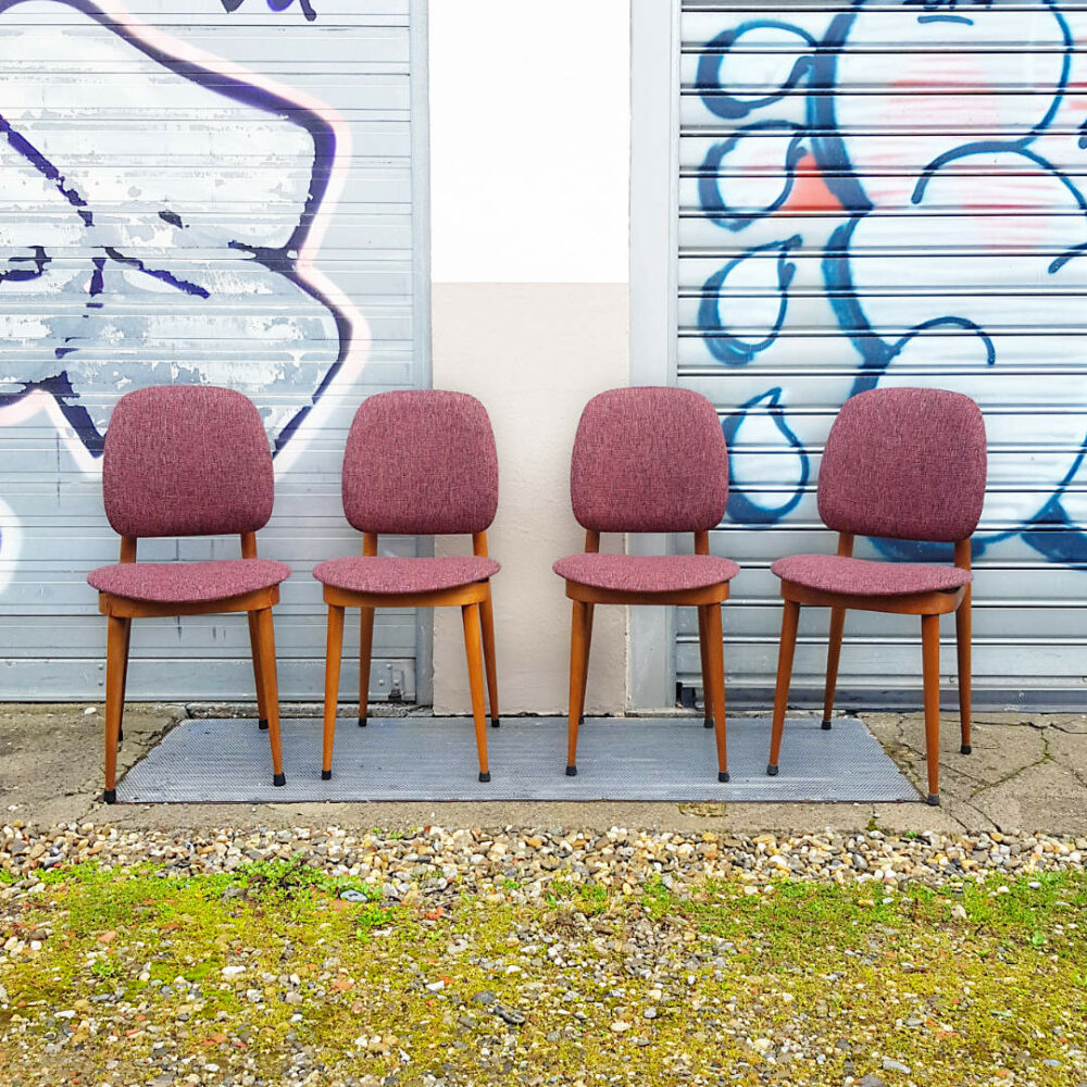 Groupe de 4 chaises Pégase vues de face